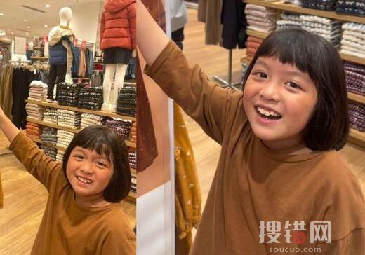 女孩逛商場發現海報神還原自己 這也太像了吧