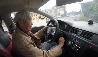 95歲老伯為載老伴學開車已過科目一 究竟是怎么回事？