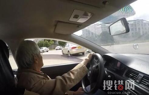 95歲老伯為載老伴學開車已過科目一 究竟是怎么回事？