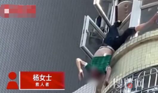 女子抬頭猛然發現老人倒懸窗外 被嚇得心有余悸