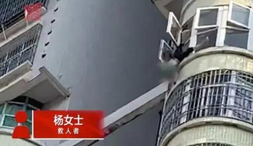 女子抬頭猛然發現老人倒懸窗外 被嚇得心有余悸