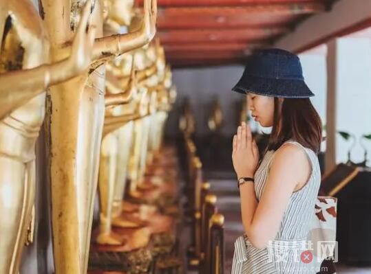 拜佛成潮流 年輕人的焦慮寺廟都知道 等待著向佛傾訴自己的心愿