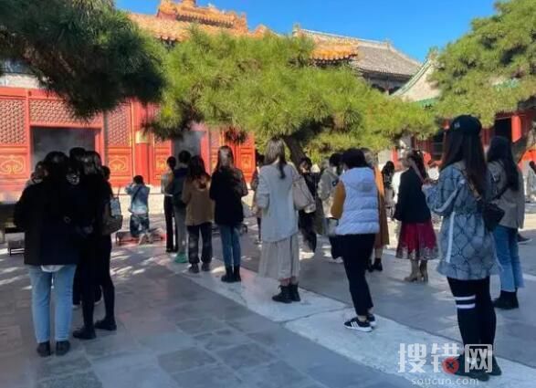 拜佛成潮流 年輕人的焦慮寺廟都知道 等待著向佛傾訴自己的心愿