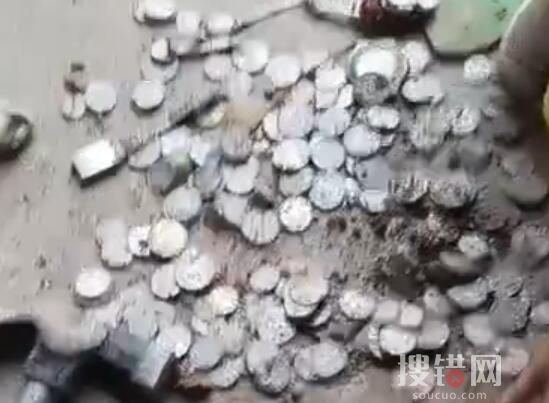 男子挖下水道掏出錢幣手表吊墜 意外收獲讓人太驚喜了