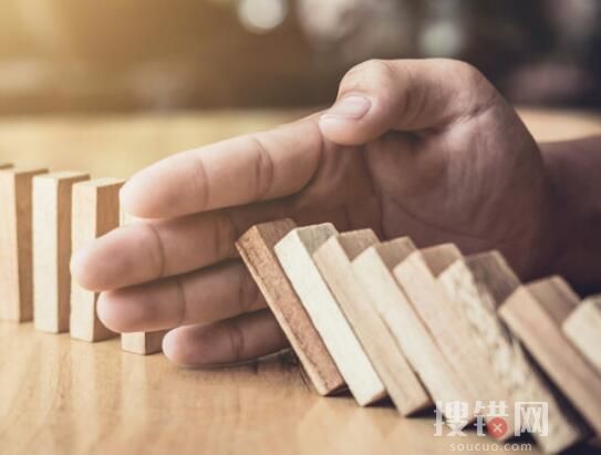 教師班級群內爆粗口?教體局:已停職 為什么引熱議？