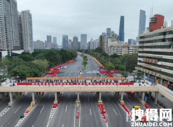 航拍廣州大橋恢復(fù)通行 水馬被搬開陸續(xù)恢復(fù)雙向通行