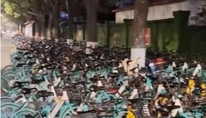 南京一地鐵口被大量共享單車堵死 現(xiàn)場畫面實(shí)在讓人震驚