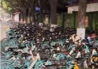 南京一地鐵口被大量共享單車堵死 現(xiàn)場畫面實在讓人震驚