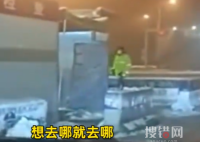 被問防疫要求 交警揮手:想去哪去哪 天山南北都是你們的