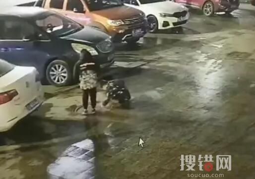 男童放鞭炮炸飛三個井蓋連砸兩車 真相實在令人驚個呆