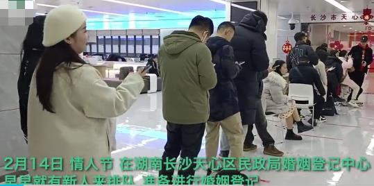 新人凌晨領(lǐng)證獲贈限量版婚書 婚書照片曝光實(shí)在是讓人羨慕