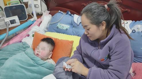 90后白發(fā)母親為2歲病兒買墓地 原因竟是這樣讓人太心酸了
