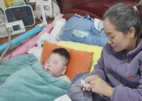 90后白發母親為2歲病兒買墓地 原因竟是這樣讓人太心酸了