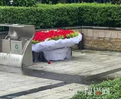 女生情人節垃圾桶撿到積木城堡 背后原因竟是這樣太意外了