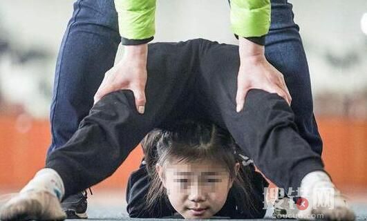 別再讓“下腰癱”毀了孩子 背后真相實(shí)在讓人心疼