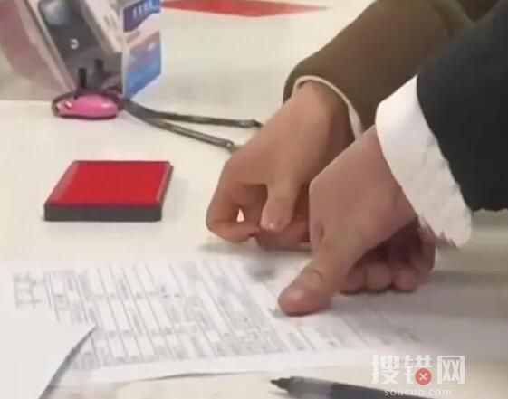 女子截下表白失敗帥哥的花 背后真相簡直太驚人了