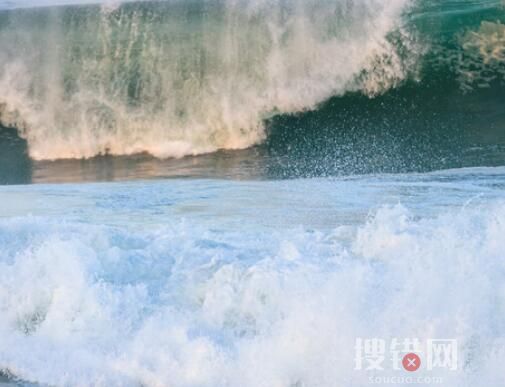 山東多人無(wú)視勸阻趕海 1人溺水遇難 背后原因?qū)嵲谑亲屓藷o(wú)語(yǔ)