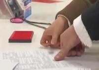 女子截下表白失敗帥哥的花 如今領(lǐng)證太甜蜜了