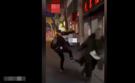 邢臺男子背后飛踹拾荒老人 警方回應 到底是什么情況?
