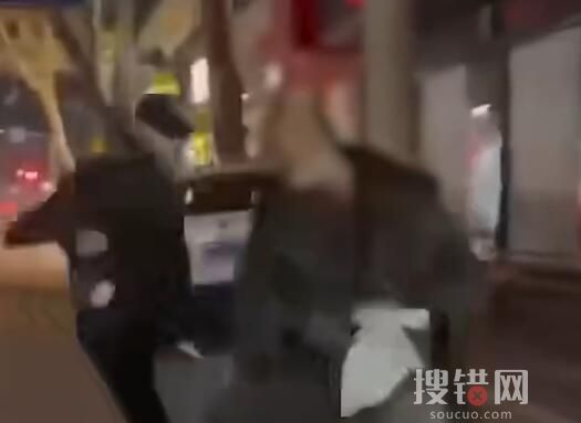 邢臺男子背后飛踹拾荒老人 警方回應 到底是什么情況?