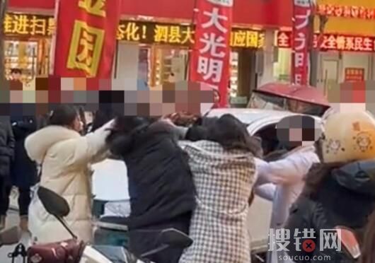 安徽多人打架女子疑被扒褲 到底是什么情況?