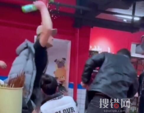 警方回應西安一飯店多人用酒瓶互掄 背后原因?qū)嵲谑翘x譜了