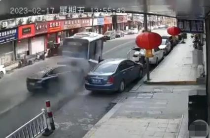 特斯拉當街“狂飆”追尾公交車 背后真相實在讓人驚訝