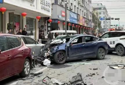 警方通報特斯拉追尾公交:致1死1傷 事故細(xì)節(jié)披露讓人驚呆了