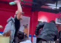 警方回應西安一飯店多人用酒瓶互掄 背后原因實在是太離譜了