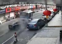 特斯拉當街“狂飆”追尾公交車 背后真相實在讓人驚訝