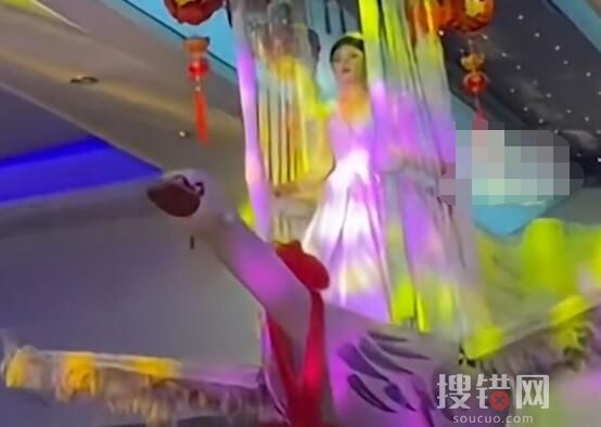 新娘婚禮現(xiàn)場乘坐巨型大鵝出場 背后真相簡直太意外了