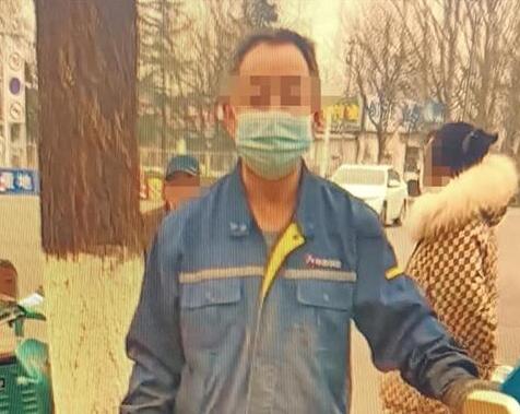 網曝多名老人撬走人行道地磚 背后真相簡直太驚人了