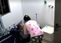 94歲老人疑遭護工推倒撞地當天去世 背后真相實在是令人意外