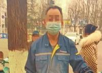 網曝多名老人撬走人行道地磚 背后真相簡直太驚人了