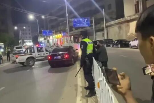 廣東兩男子沖卡撞警車 逃逸后被抓 真相曝光實(shí)在是驚人