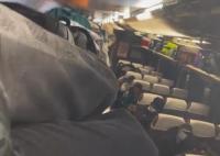 座位被占女子爬火車行李架睡覺 真相揭秘實在是令人意外
