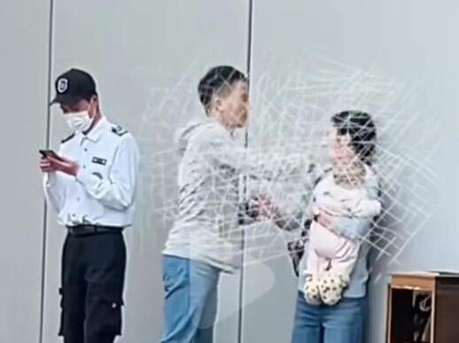男子地鐵口揮拳重?fù)舯夼?原因揭秘居然這么離譜?