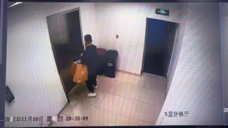 優衣庫店長偷800余件服裝7.5折銷售 真相揭露真的令人大吃一驚