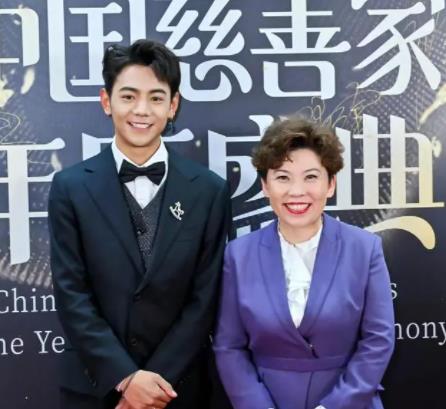 丁真和鄧亞萍一起走紅毯 照片曝光直接讓人大呼意外