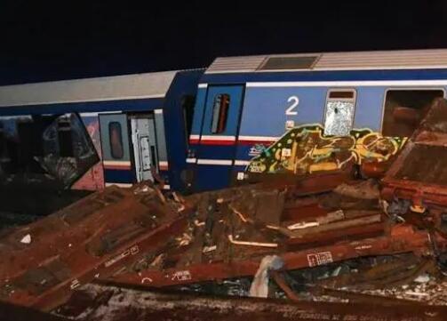 希臘火車迎面相撞 已致超30人死亡 背后真相曝光簡直太驚人了  