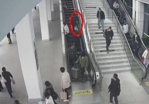 女子用火車站扶梯運(yùn)行李砸傷旅客 背后真相曝光簡(jiǎn)直太驚人了