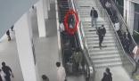 女子用火車站扶梯運行李砸傷旅客 背后真相曝光簡直太驚人了