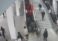 女子用火車站扶梯運行李砸傷旅客 背后真相曝光簡直太驚人了
