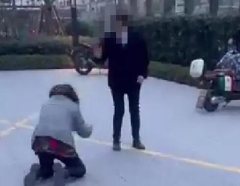 保潔被扣工資向領導下跪?警方回應 背后真相曝光簡直太驚人了