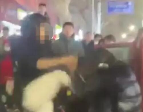女孩當街毆打三輪車阿姨 警方介入 背后真相曝光簡直太驚人了