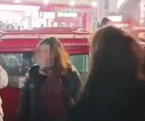 女孩當街毆打三輪車阿姨 警方介入 背后真相曝光簡直太驚人了