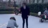 保潔被扣工資向領導下跪?警方回應 背后真相曝光簡直太驚人了