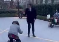 保潔被扣工資向領導下跪?警方回應 背后真相曝光簡直太驚人了