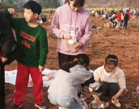 小學生背著“鍋碗瓢盆”去春游 真相揭露真的令人大吃一驚