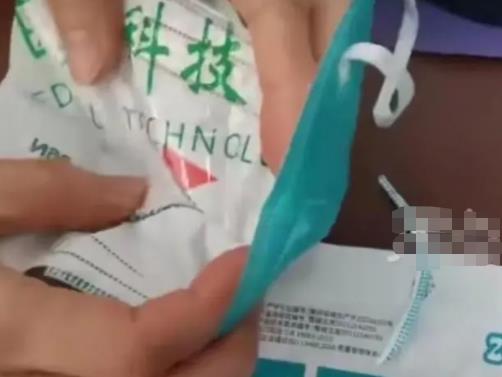 戴口罩喘不上氣剪開發現塑料膠布 具體事件經過是什么?